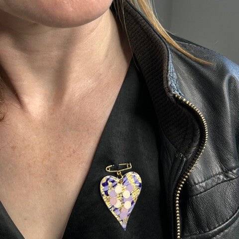 Crush sgraffito pin brooch in lilac/gold with dots - Rothlú