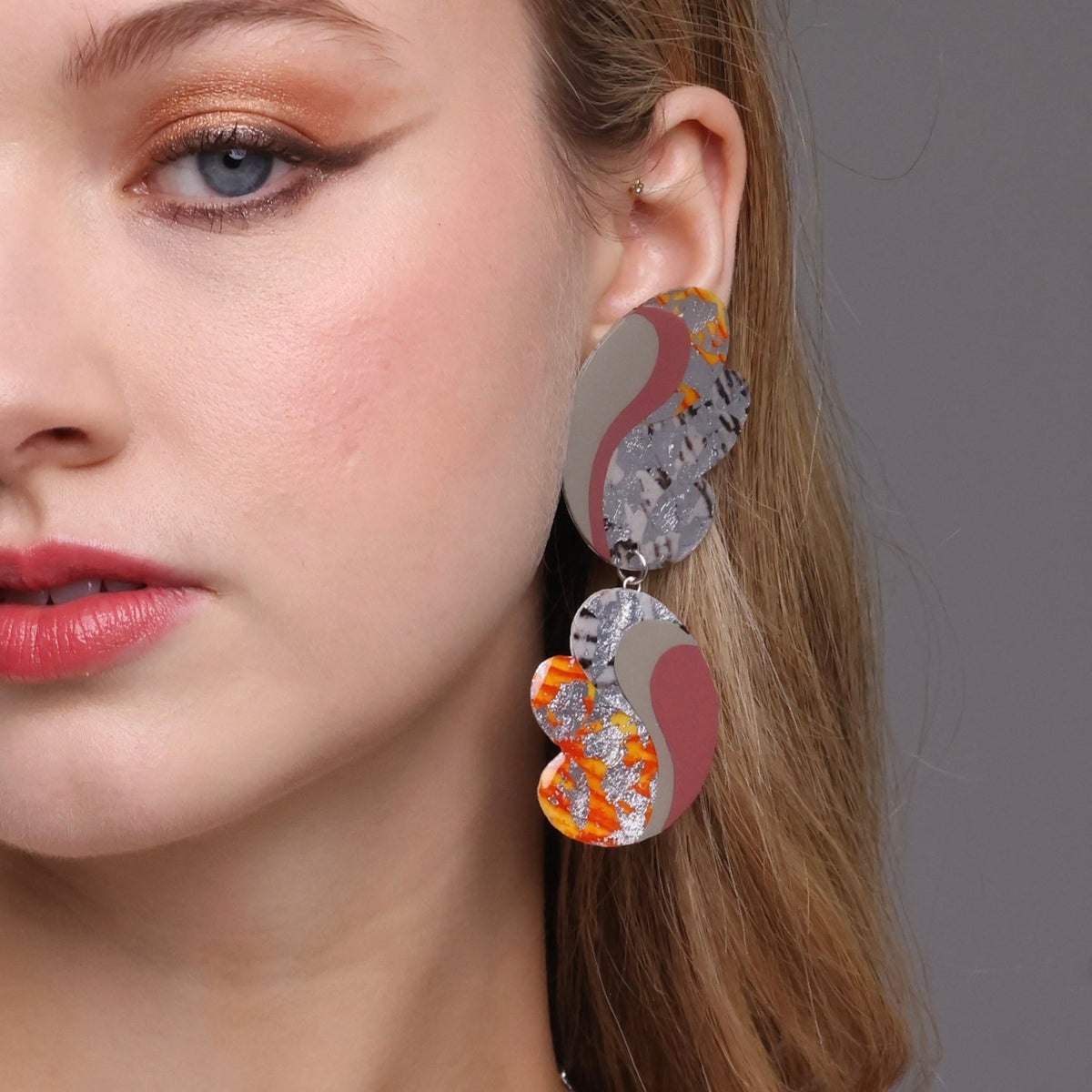 Cuar sgraffito earrings in grey/gorse - Rothlú