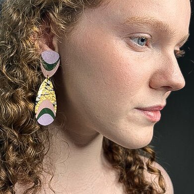 M’anam sgraffito earrings in gold/black/olive/lilac/pale pink - Rothlú