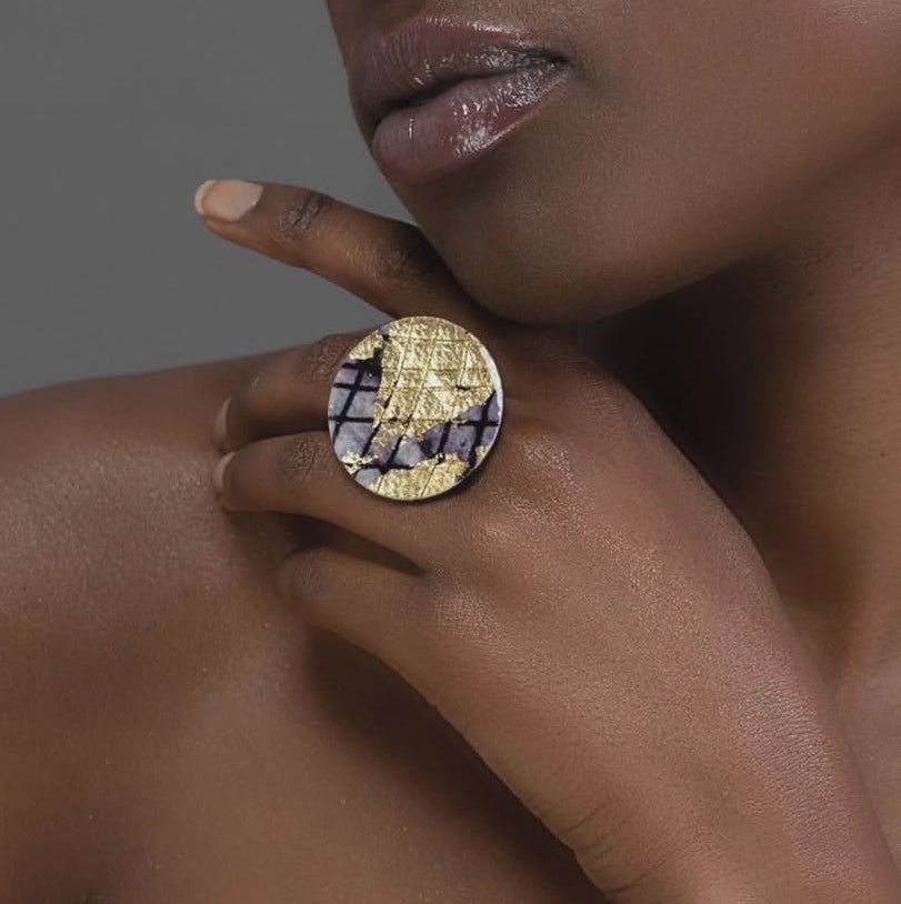 Ró cocktail ring in gold/black - Rothlú