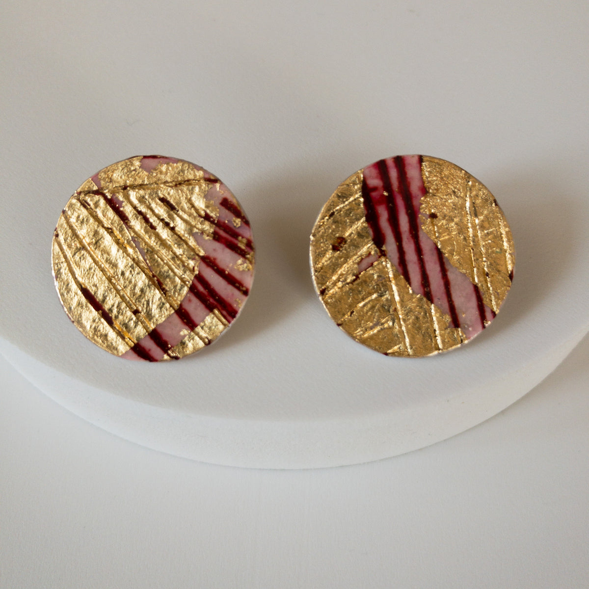 Ró sgraffito earrings in red/gold