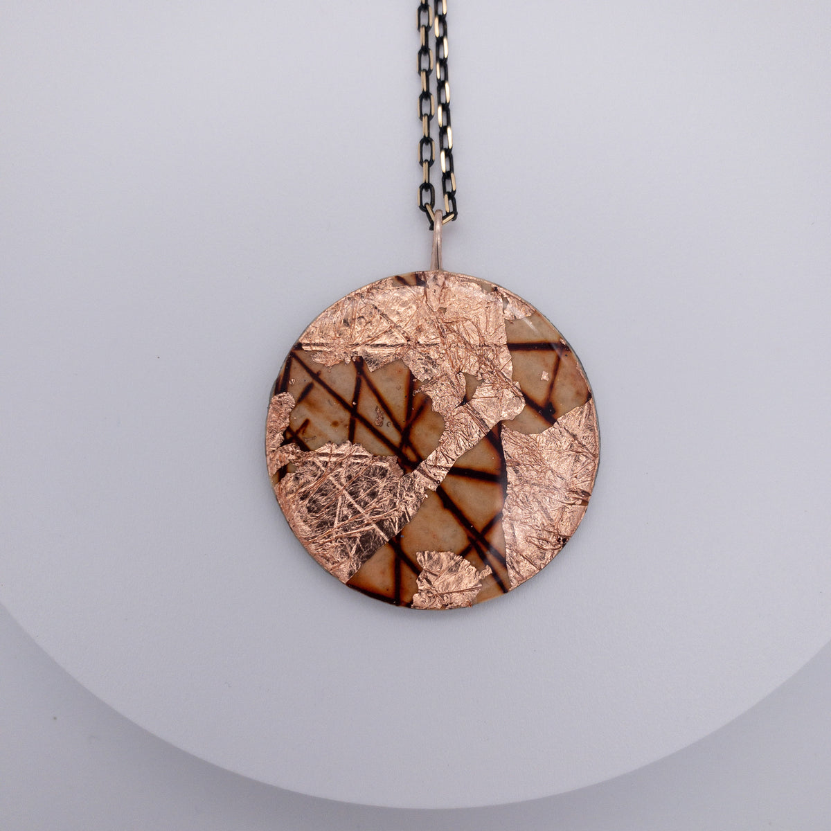 Ró sgraffito textile necklace in rose-gold/rust